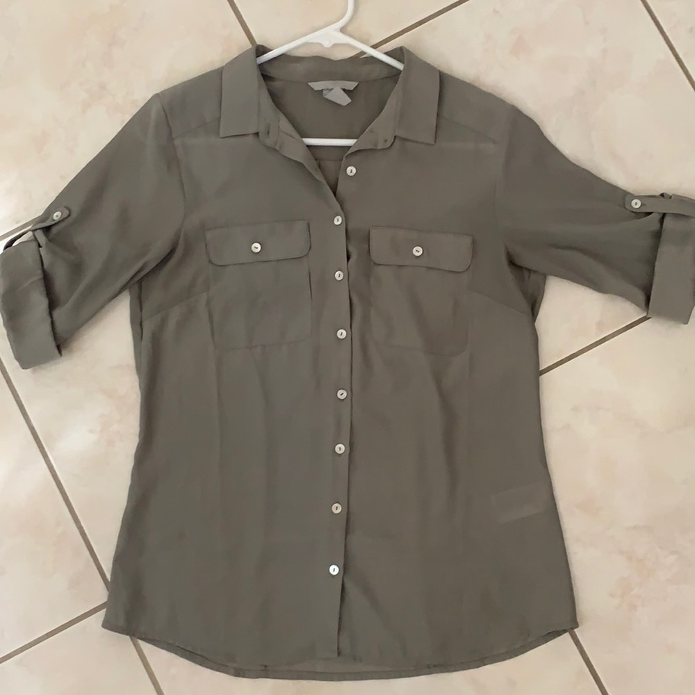 Button up H&M blouse in the color Olive